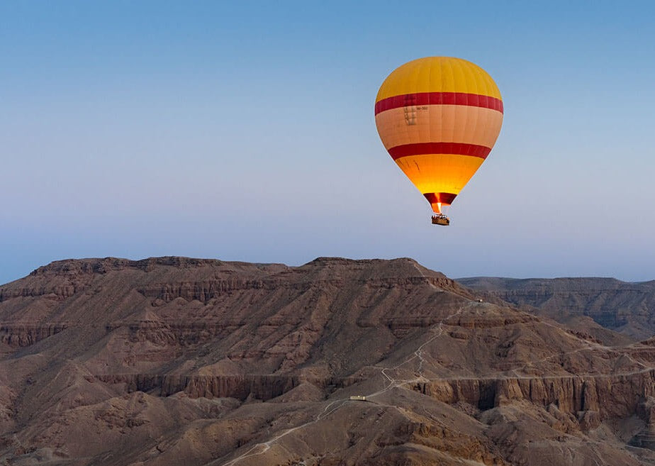 Luftballon over bjerge