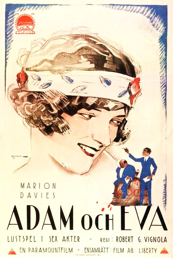 Denne vintage filmplakat for "Adam and Eva (1923)" viser et stort illustreret portræt af en smilende kvinde med tørklæde og to mindre mænd i blå jakkesæt nedenunder, med Marion Davies som hovedrolleindehaver.
