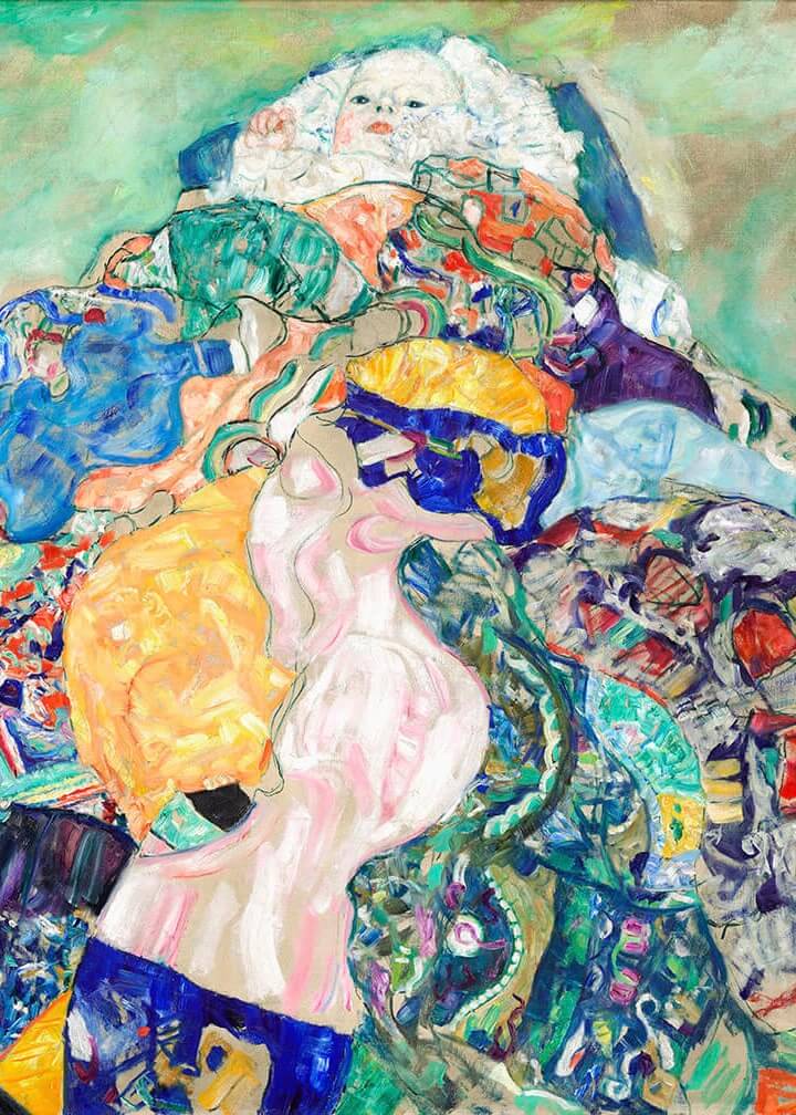 Plakaten "Baby Cradle - Gustav Klimt" fra Posters har et udtryksfuldt, energisk plakatmaleri med en liggende nøgen person midt i levende, hvirvlende mønstre og strukturerede stoffer; det blege ansigt med krøllet hår vises øverst i midten.