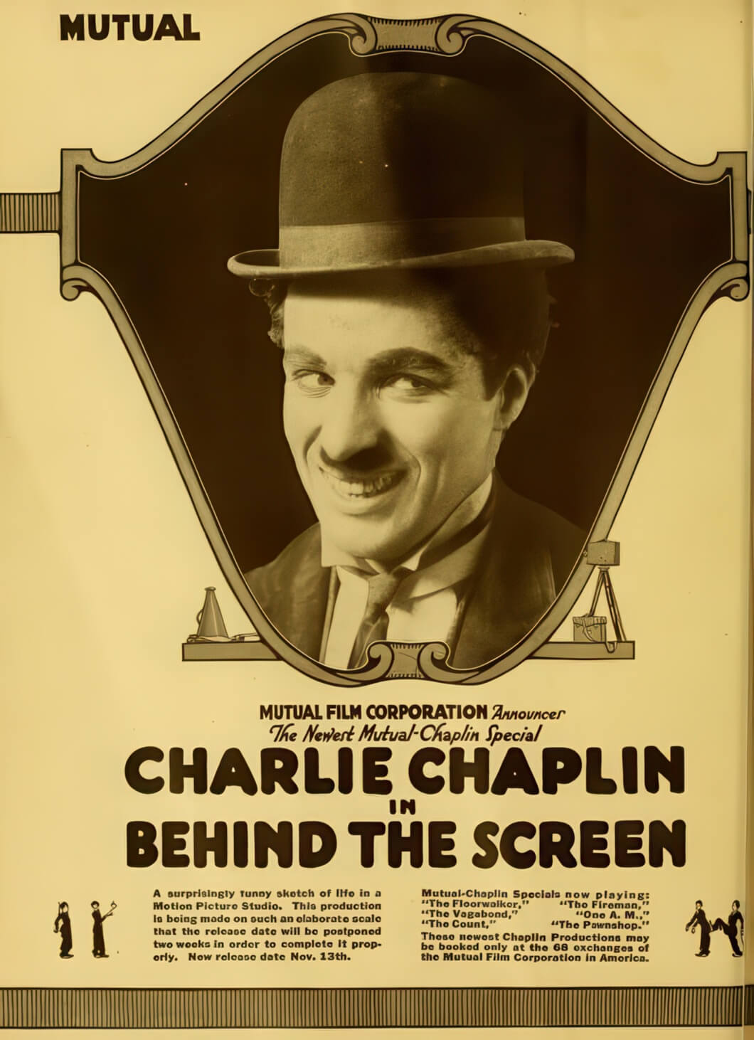 Posters' vintage "Behind the Screen"-print viser Charlie Chaplin, der smiler med sin karakteristiske hat og overskæg. Designet fremhæver filmkunst fra den klassiske Mutual Film Corporation-udgivelse.