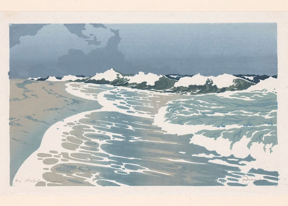 Bølger af O Droegl by Posters: Et plakattryk med havbølger, der slår ind på en sandstrand under en overskyet himmel i bløde blå, grå og hvide toner med skummende vand, der hvirvler rundt i strandkanten.