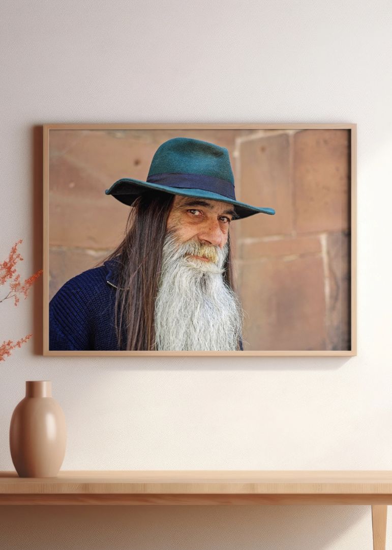 Portræt af mand med skæg og hat