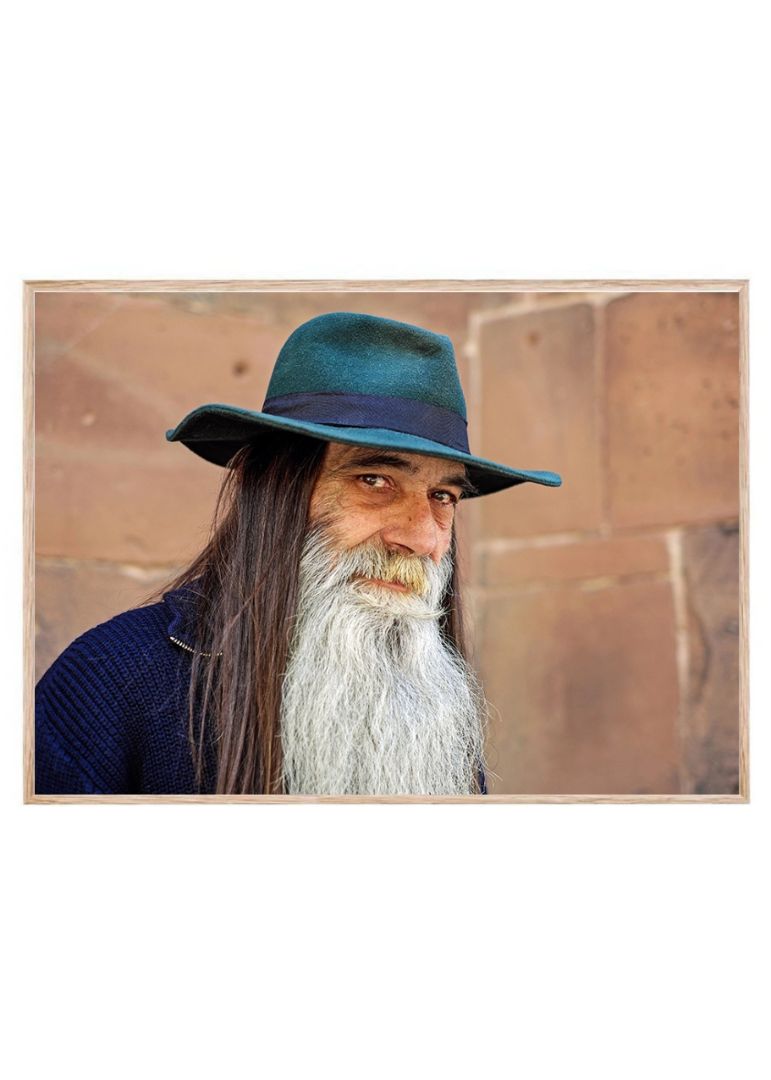 Portræt af mand med skæg og hat