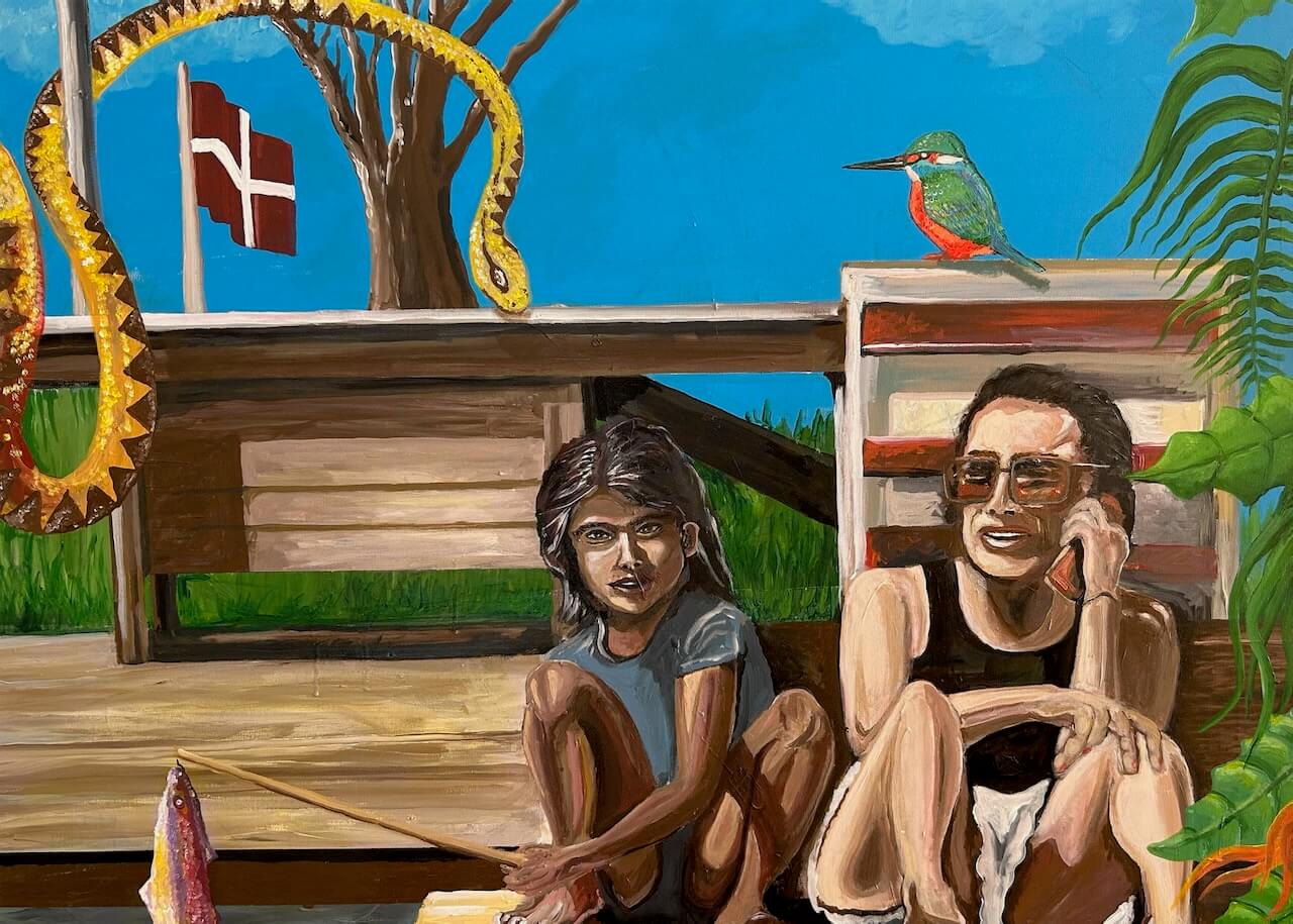 Et maleri som plakat af en mor og en datter med et dansk flag i baggrund omgivet af junglenf ra Indian. To verdener mødes.