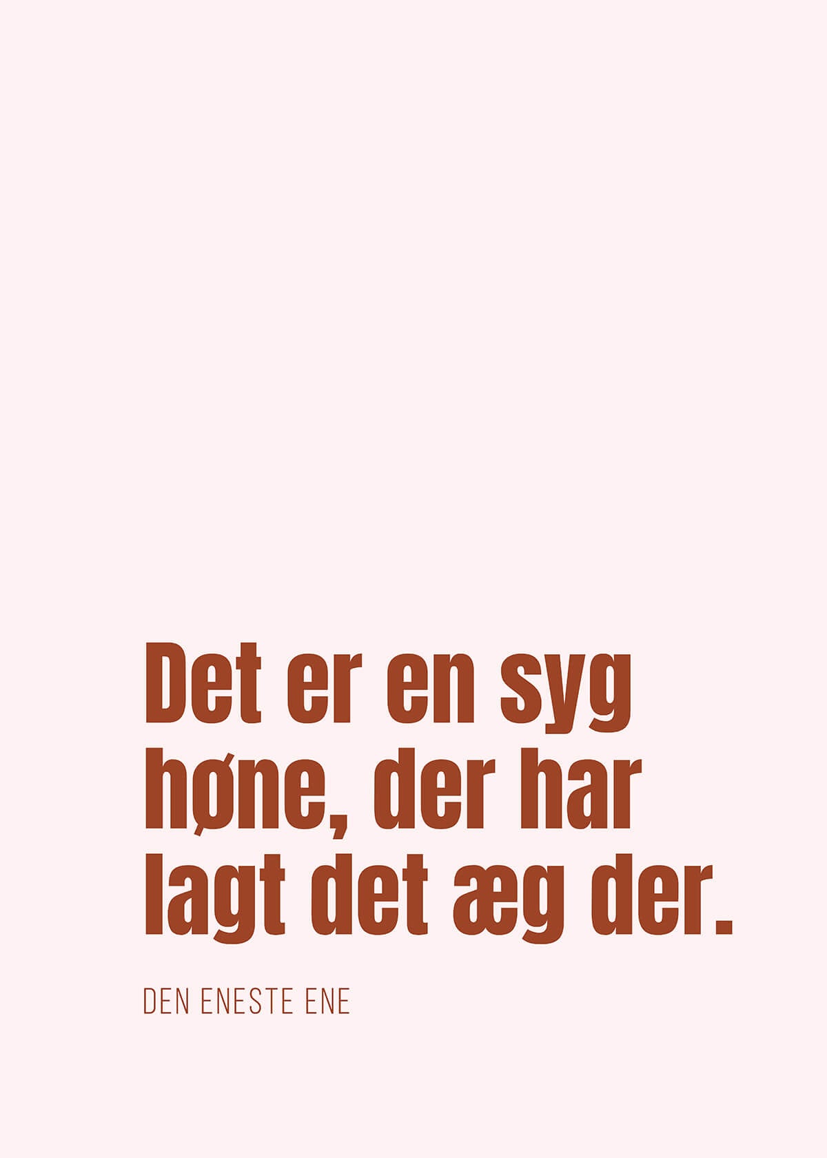 Plakaten Det er en syg høne fra Posters har dansk tekst på en lyserød baggrund - en dansk klassiker med fed og brun skrift, der er perfekt til at tilføre humor og hygge til din indretning.