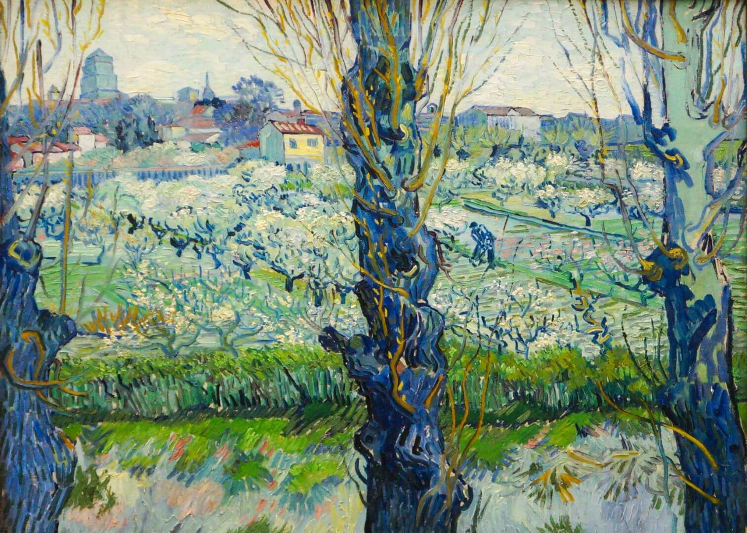 Det livlige Posters "Flowering Orchards"-print viser blomstrende træer, grønne marker, fjerne huse og blå træstammer under en lyseblå himmel - det minder om Van Goghs frugtplantescener og forårsblomster.