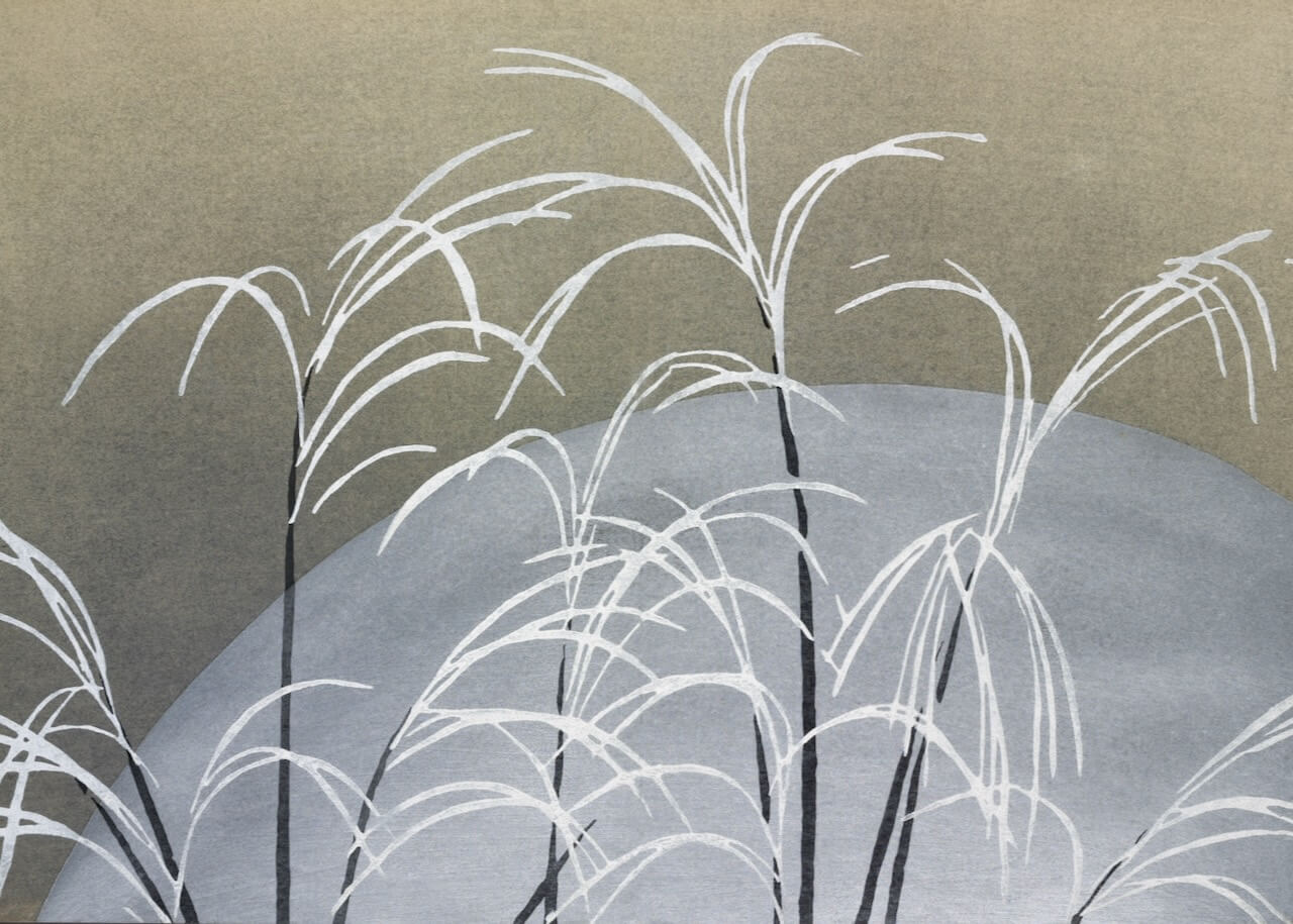 Sarte, hvide siv med buede blade står foran en stor, bleg måne på en dæmpet, gradueret baggrund. Vinterplakaten "Frost fra Momoyogusa" fra Posters har en minimalistisk plakatstil, der er perfekt til nordisk indretning.