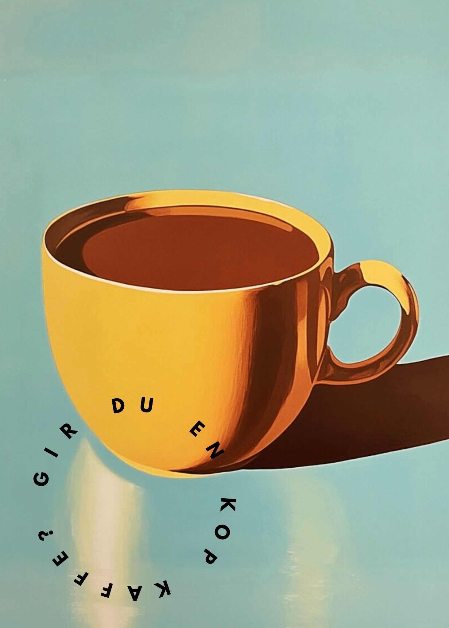 En gul kaffekop fyldt med kaffe står på en turkis baggrund. Sort tekst buer rundt om koppen og staver "GIR DU EN KOP KAFFE?" - en sjov dansk vægplakat fra Posters, der bringer hygge og humor til dit rum.