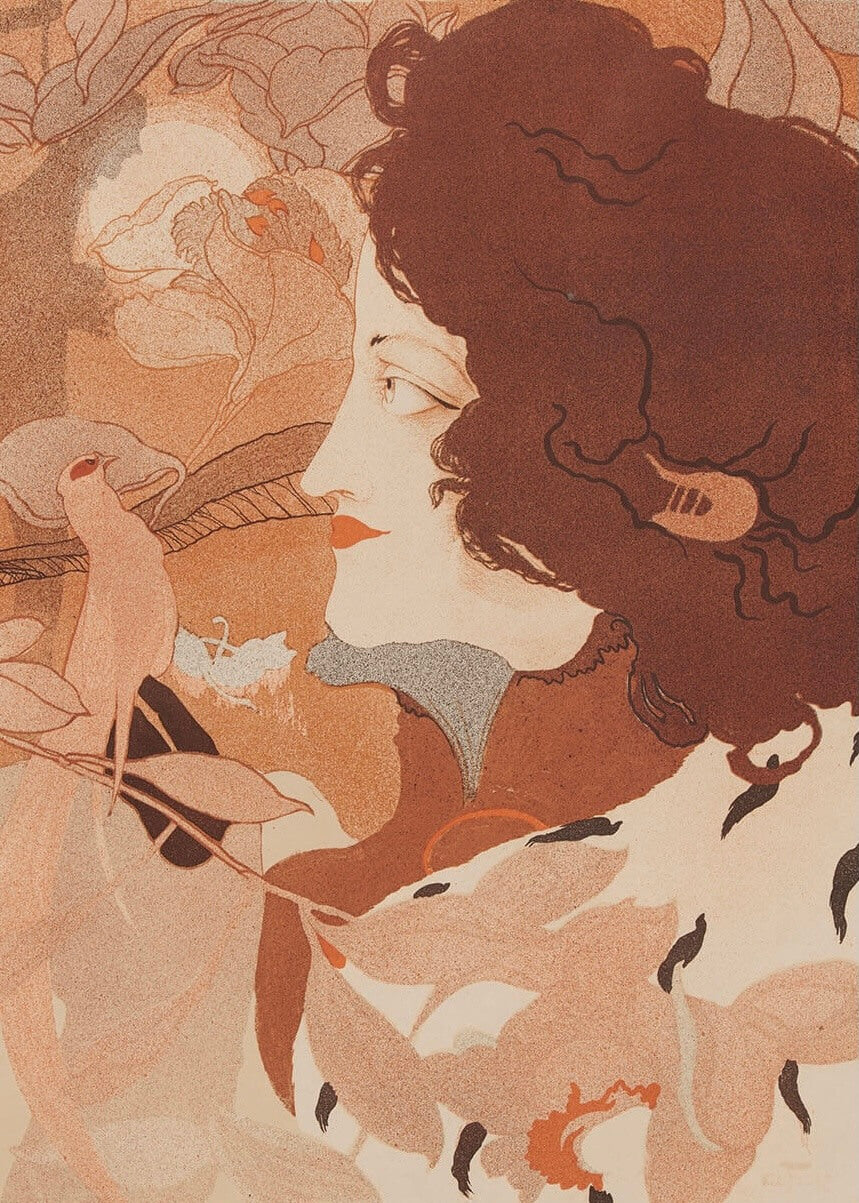 Gorges la Feure af plakater: En art nouveau-plakat med en kvinde med krøllet mørkt hår, røde læber og en blomstret dragt, der vender mod venstre, med en lyserød fugl på en gren ved siden af hende midt i stiliserede blomstermotiver.