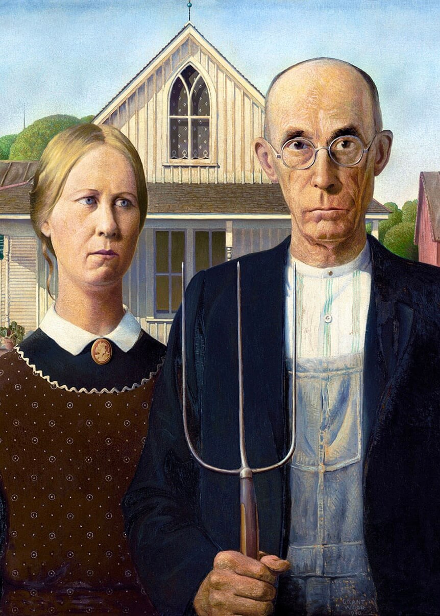 Plakaten "Grant Wood's American Gothic" fra Posters viser en streng mand med en høtyv og en kvinde i gammeldags landlig påklædning, der står foran et træhus med et buet vindue.