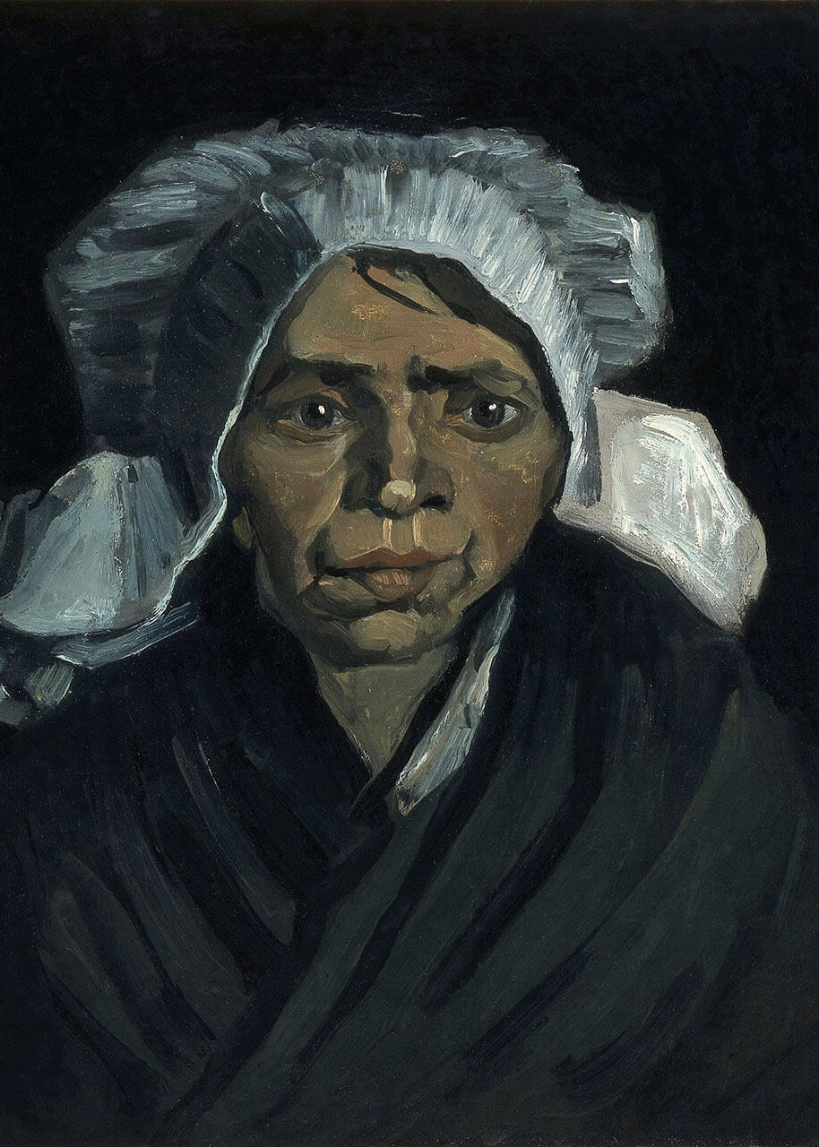 Head of a Peasant Woman" af Posters er et portræt i plakat-stil med stærke penselstrøg og dæmpede toner, der viser en kvinde med dybtliggende øjne i en hvid kyse og mørkt tøj på en mørk baggrund.
