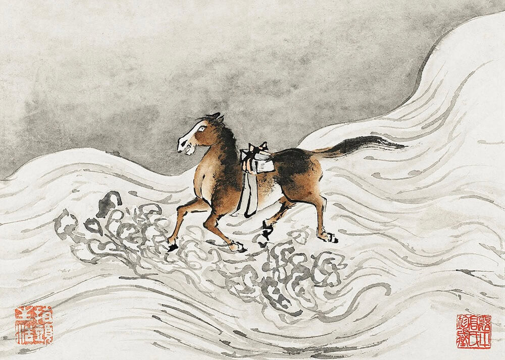 Hest på bølge" af Posters viser en brun hest med sadel, der løber gennem hvirvlende hvide og grå mønstre, fremhævet med røde kunstnerstempler og kalligrafi. Blæk- og akvarelplakat.