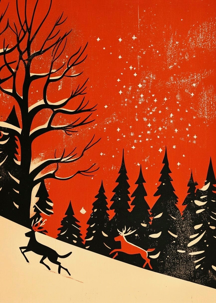 Plakaten "Hjorte på julebakken" fra Posters viser to rensdyr på en snedækket bakke med sorte fyrretræer, et bladløst træ og en stjerneklar orange himmel - perfekt som julepynt vægdekoration.