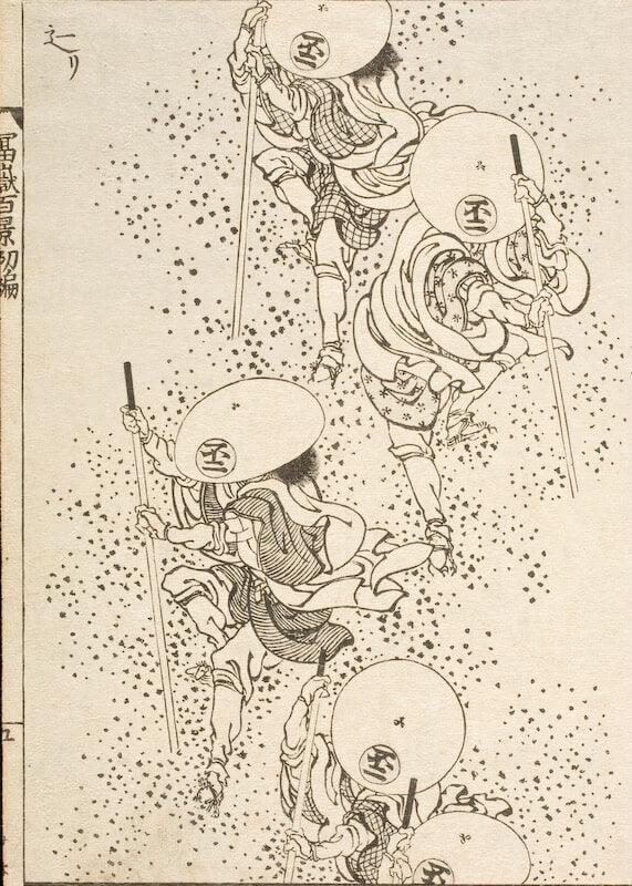 Hokusais træsnit fra Posters viser tre japanske vandrere i stråhatte og kapper, der holder stave, mens de går gennem minimalistisk regn, med dristige diagonale linjer, der indfanger regnskyllet.