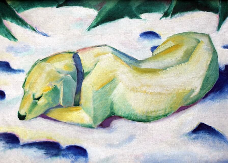 Hund i sneen" af Posters: Et blødt, impressionistisk maleri i plakatstil af en gul hund med blåt halsbånd, der ligger og sover i sneen, med blå skyggepletter og antydninger af grønne blade i baggrunden.