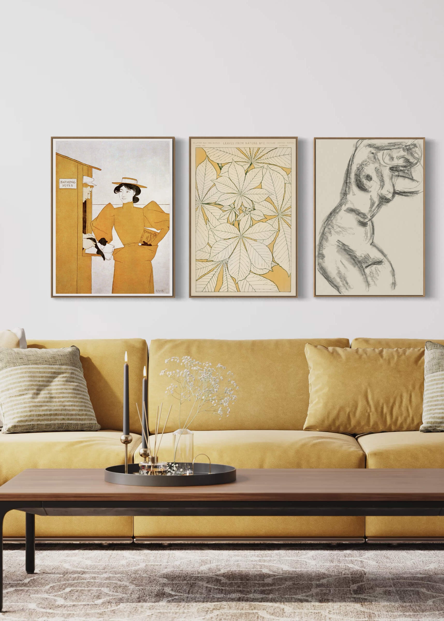 En moderne stue har en solbrun sofa, neutrale puder og et sofabord i træ. På væggen hænger tre Posters' Posterwall Thirteen - vintagetryk: en kvinde i gult, abstrakte blade og en skitse af en dinosaur. Stearinlys pynter på bakken.