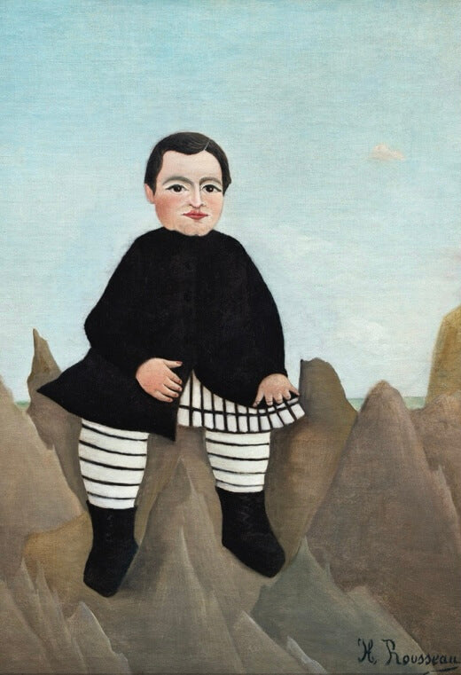 Boy on the Rocks" af Posters forestiller et barn med kort mørkt hår i sort frakke og stribede bukser, der sidder på klipper under en lyseblå himmel. Kunstværket i plakatstil har kunstnerens signatur i nederste højre hjørne.