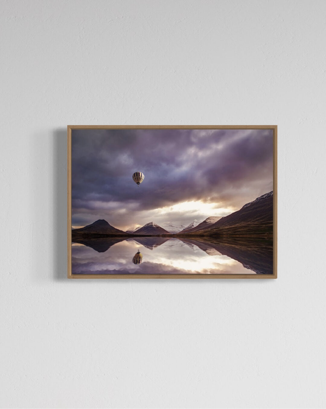 Luftballon over bjerge i lilla