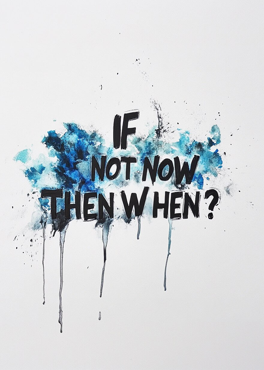 Plakaten "If Not Now, Then When?" fra Posters har tekstkunst på en blå og sort akvarelbaggrund med malingsdråber - et perfekt inspirerende blåt vægkunstværk til dit rum.
