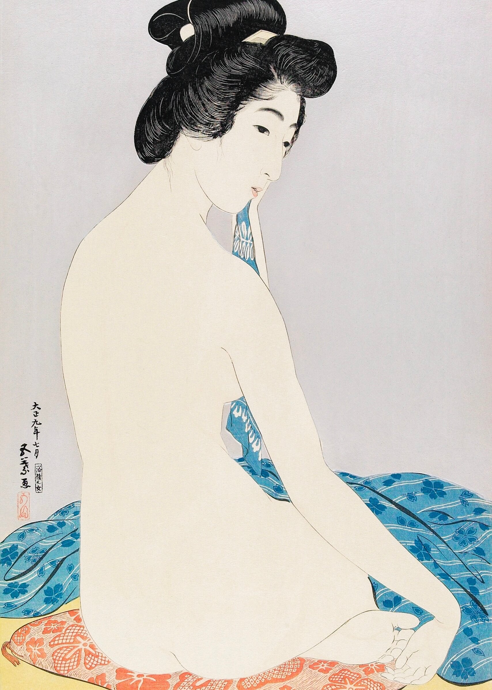 Intim refleksion" af Posters er et japansk plakat i ukiyo-e-stil, der viser en siddende nøgen kvinde med sort hår i en knold, der er delvist vendt væk, på blå og røde stoffer. Bløde farver skaber en rolig stemning - perfekt til soveværelset.