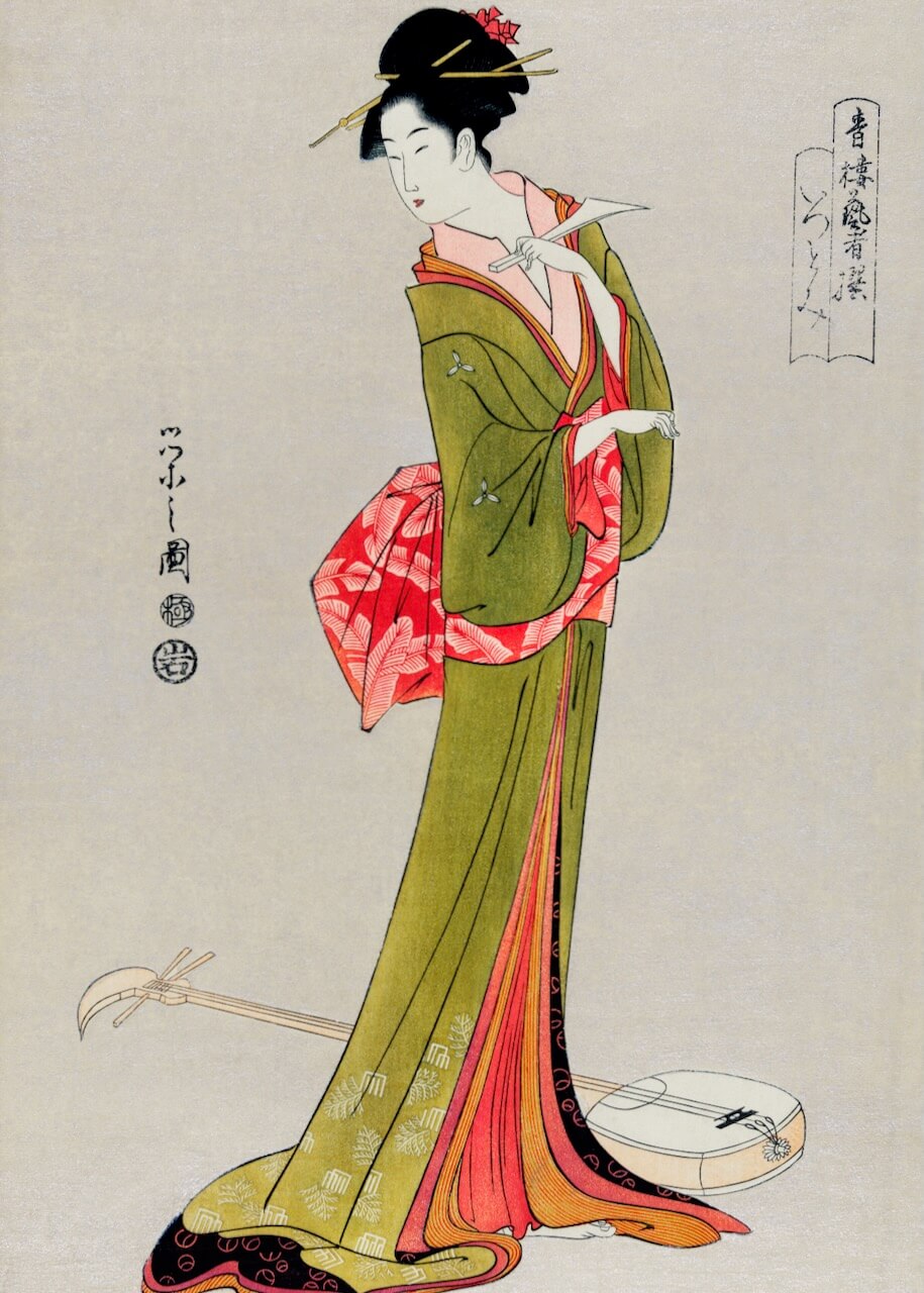 Plakaten "Itsutomi by Eishi Hosoda" fra Posters viser en kvinde i en grøn og rød kimono, der holder en vifte med en shamisen ved sine fødder, og som står yndefuldt på en ensfarvet baggrund.
