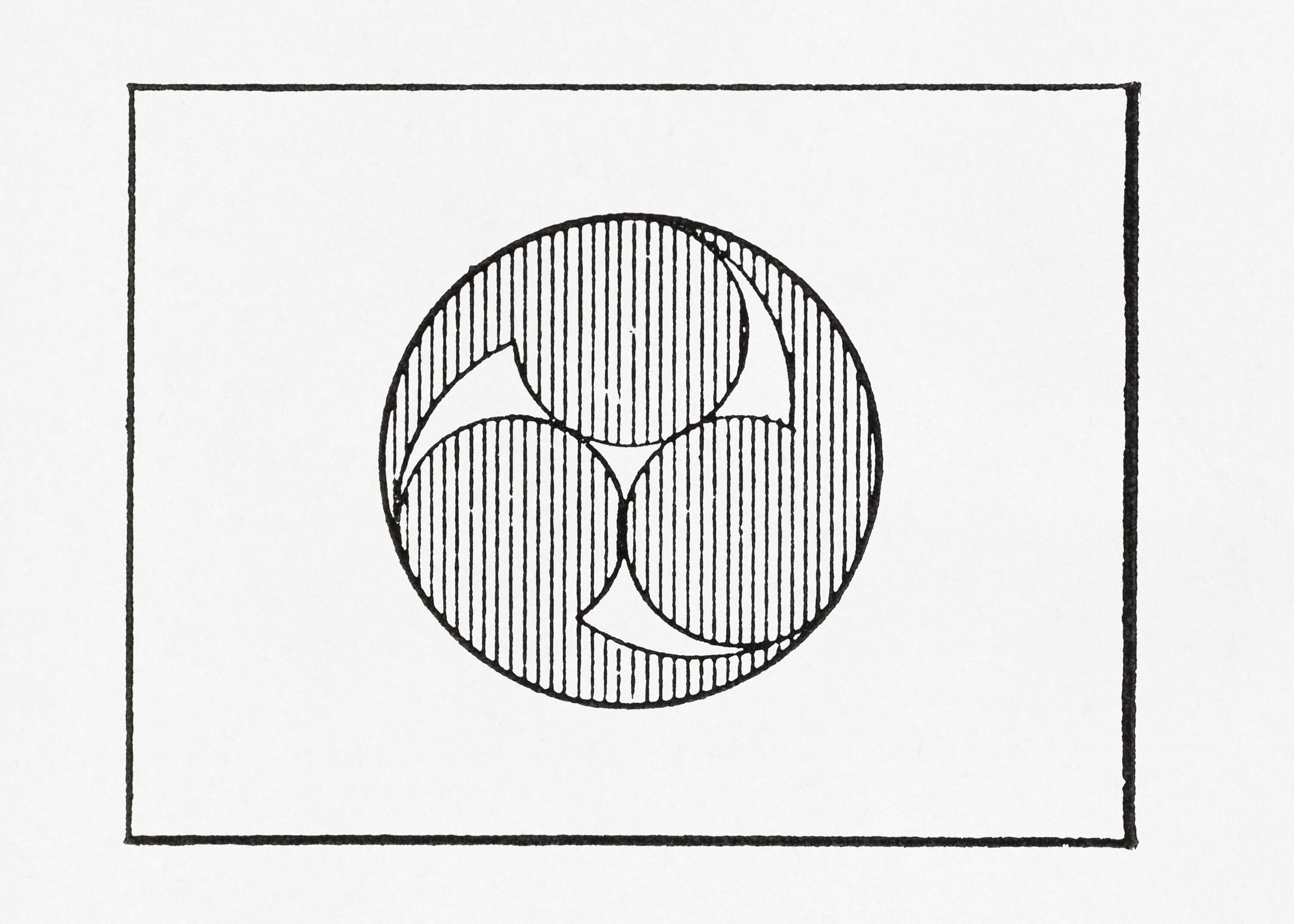 Japansk abstrakt flag fra Posters har et sort og hvidt rektangulært design med en fed central cirkel, der indeholder tre hvirvlende kommaformer - ideel som grafisk kunst til minimalistisk indretning.