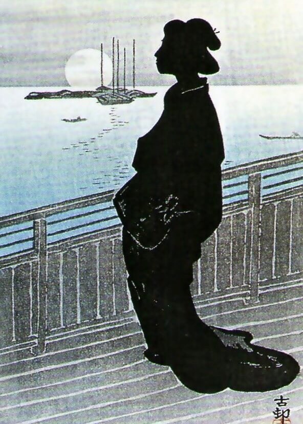 En kvinde i traditionelt japansk tøj står på et trædæk og kigger på både og fuldmånen - og indfanger den harmoniske atmosfære i det klassiske Japan i plakaten "Japansk aftenro" fra Posters.