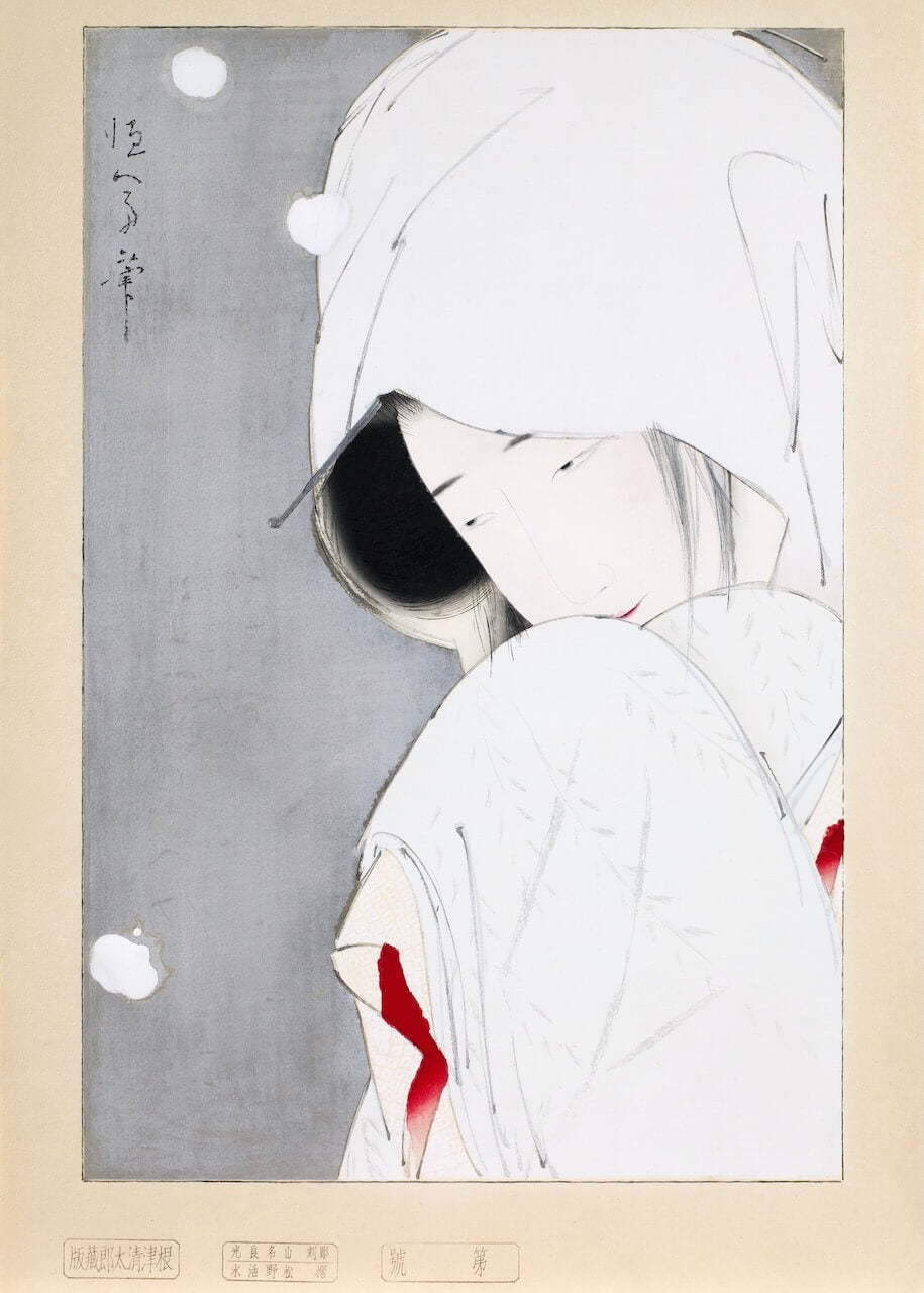 Japansk Kvinde af Kitano" fra Posters: En elegant plakat med en kvinde i hvid hættekimono, nedslået blik og roligt udtryk på blød grå baggrund med diskrete "snefnug". Perfekt til et minimalistisk, japansk inspireret rum.