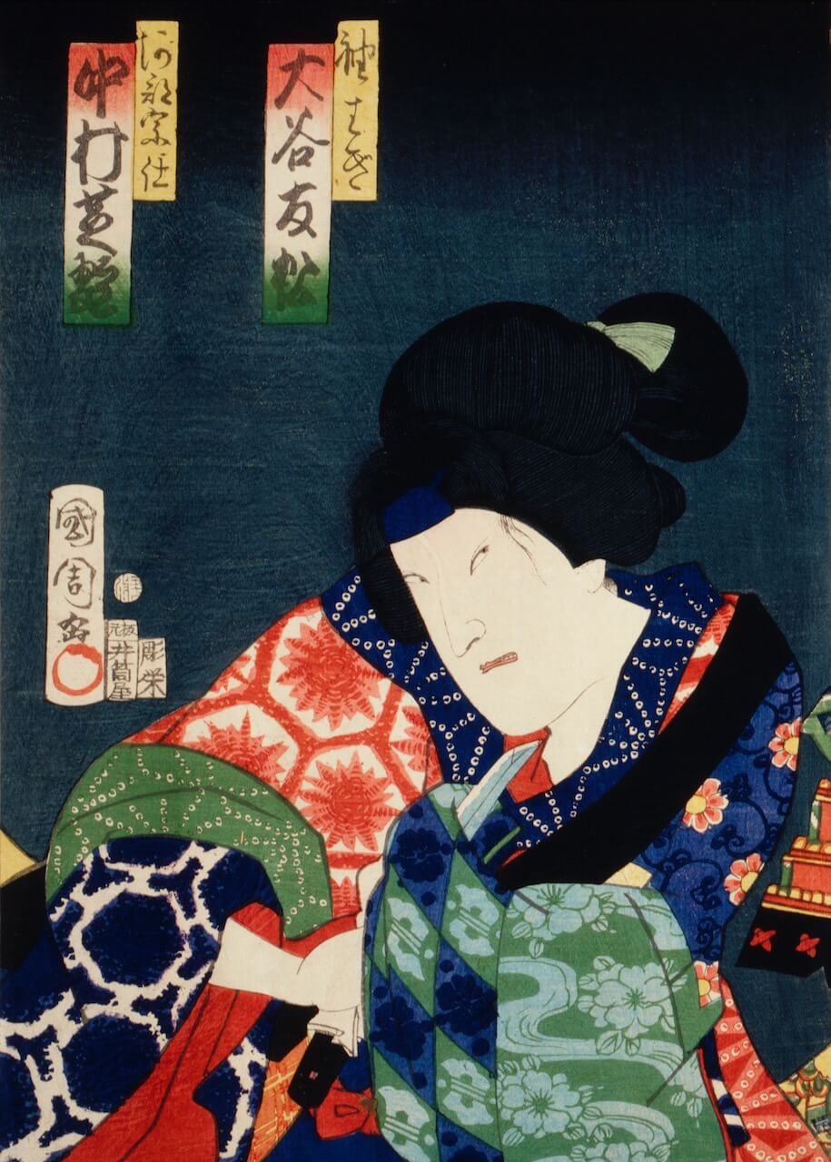 Plakaten "Japansk kvinde i farverigt tøj" fra Posters viser en kvinde i traditionelt, farverigt japansk tøj foran en dybblå baggrund med lodrette bannere med japanske tegn.