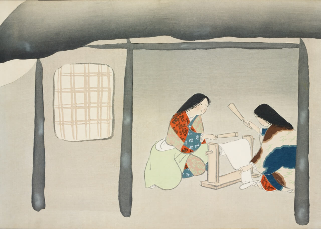 Plakaten "Kinuta from Momoyogusa" fra Posters viser to kvinder i farvestrålende kimonoer, der laver papir med traditionelle redskaber i et enkelt indrettet japansk hjem, og den fremkalder ro og historisk autenticitet gennem bløde, dæmpede farver.