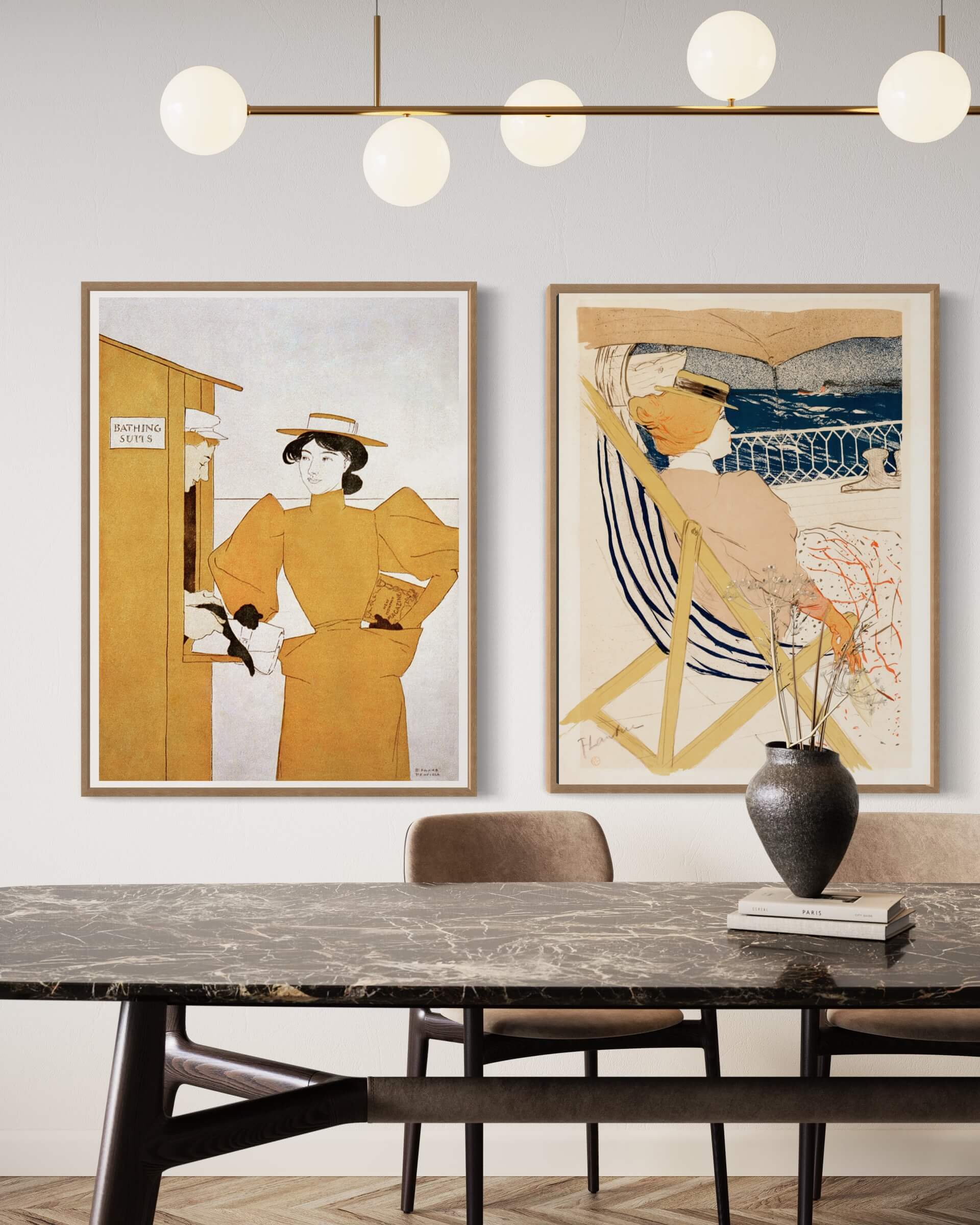 Kvinde, der får udleveret badetøj