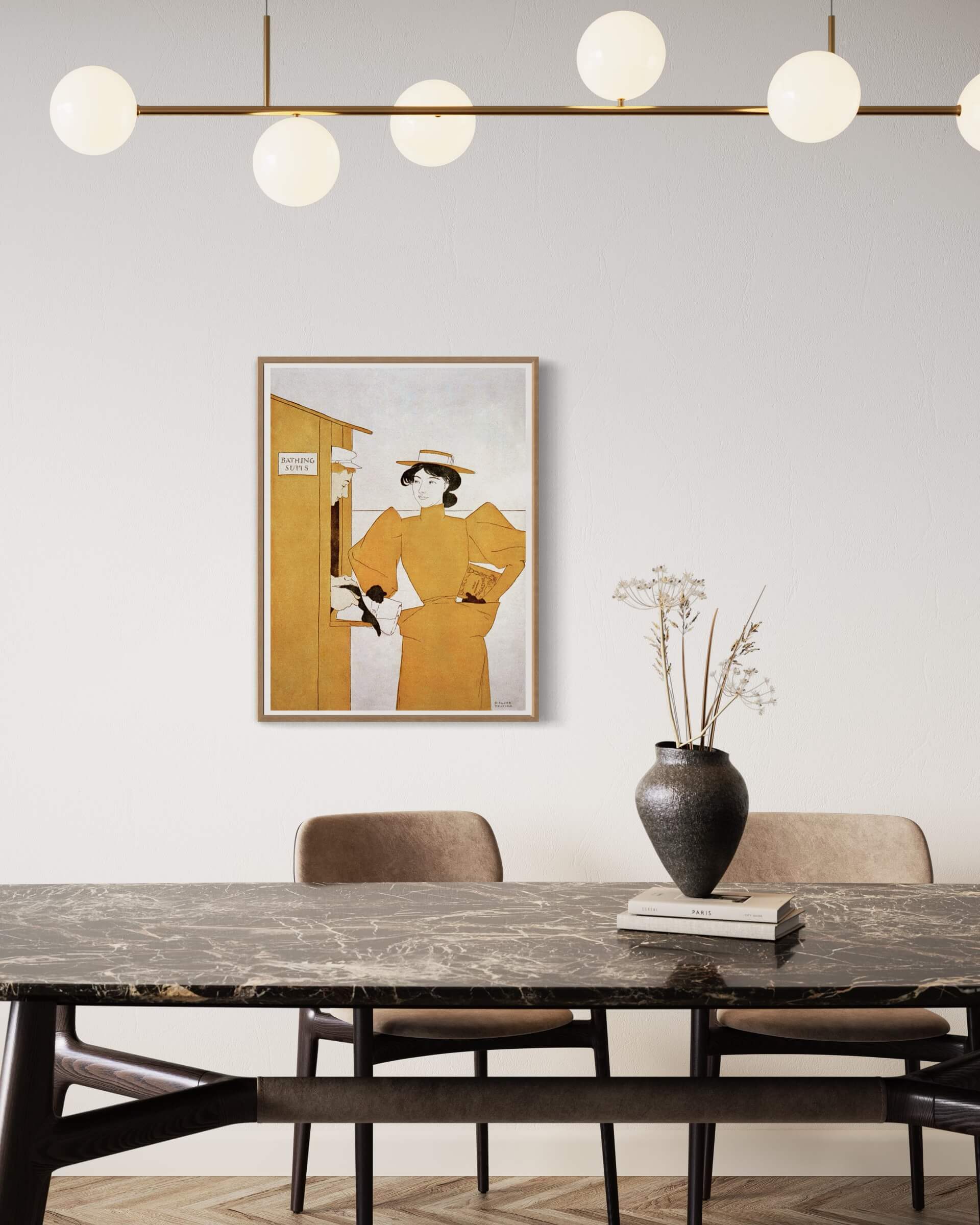 Kvinde, der får udleveret badetøj