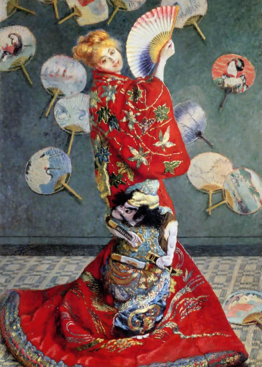 En kvinde i en levende rød kimono og en dramatisk maske står på et udsmykket tæppe og holder en vifte med dekorative vifter på en grøn væg bag hende - fanget i "La Japonaise" af Posters, en elegant hyldest til japansk kultur.