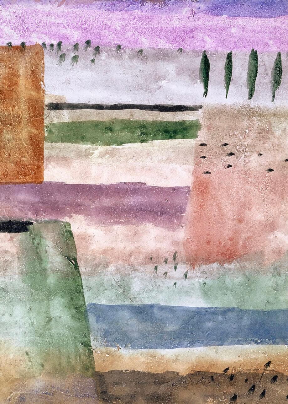 Landscape with poplars - Paul Klee" af Posters har vandrette bånd af grøn, pink, brun og blå, en struktureret orange blok til venstre og lodrette mørke former, der ligner træer under en stemningsfuld lilla himmel.