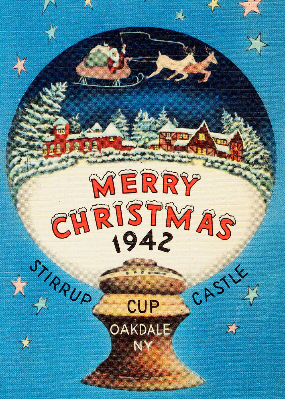 Et vintage postertryk, "Merry Christmas 1942", viser julemanden i en kane med rensdyr, der flyver over sneklædte bygninger på en stjerneklar blå baggrund. Teksten omfatter: Glædelig jul 1942, Stirrup Cup, Castle, Oakdale NY.