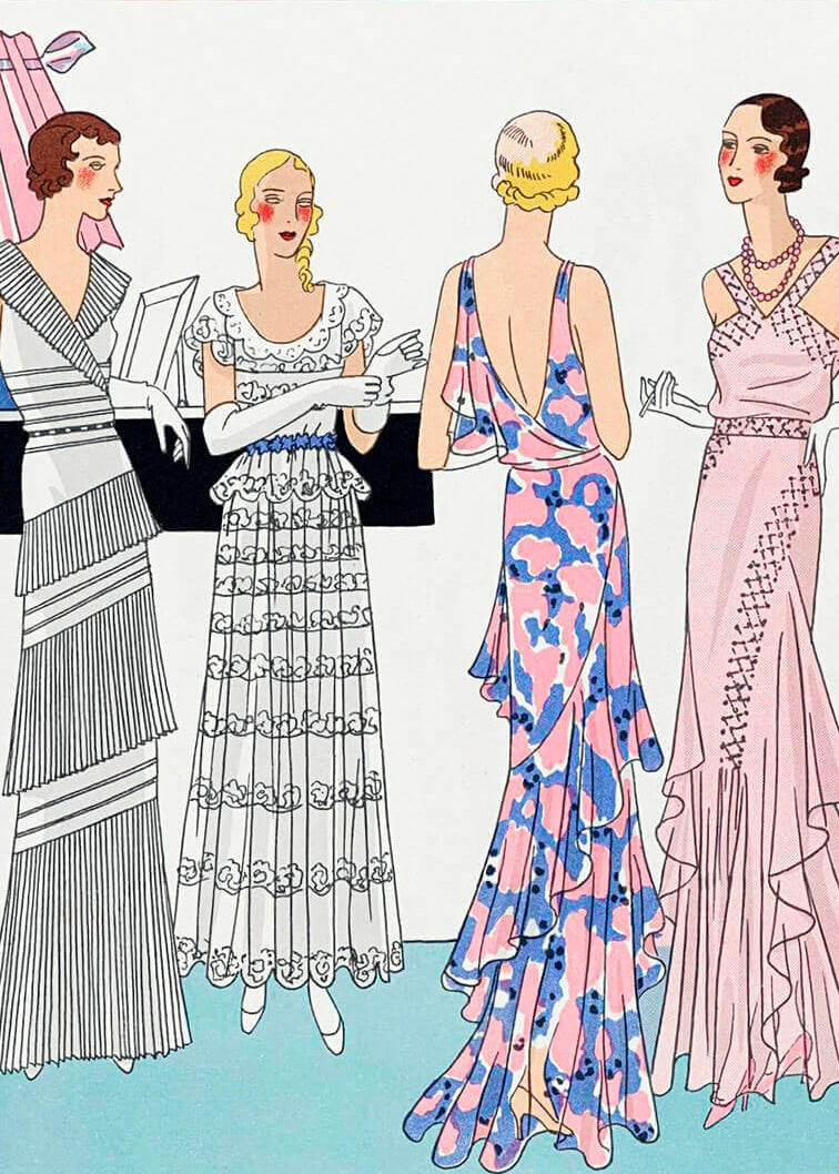 Modeblad 1926 af Posters: Illustration i plakatstil af fire kvinder i elegante aftenkjoler fra 1920'erne med kort hår, handsker og tilbehør, som står og snakker på et lyseblåt gulv mod en enkel baggrund.