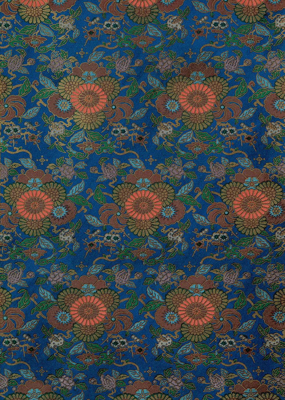 Mønster af G.A. Audsley fra Posters: Blåt stof med store orange og røde blomster, grønne blade og fine gulddetaljer - ideelt til soveværelsesindretning med rolig atmosfære.
