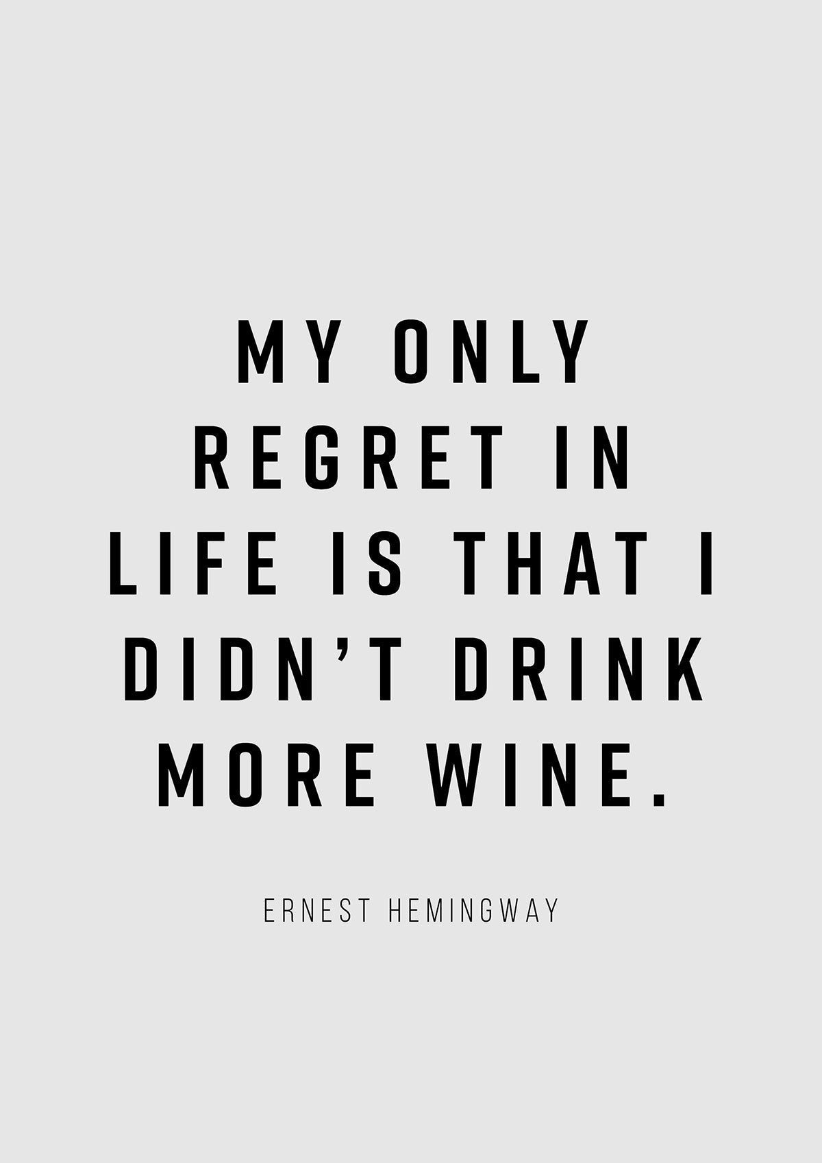 Dette plakatprint har sort tekst på en lysegrå baggrund: "Det eneste, jeg fortryder i livet, er, at jeg ikke drak mere vin." - Ernest Hemingway. En stilfuld og humoristisk vægkunst til vinelskere.