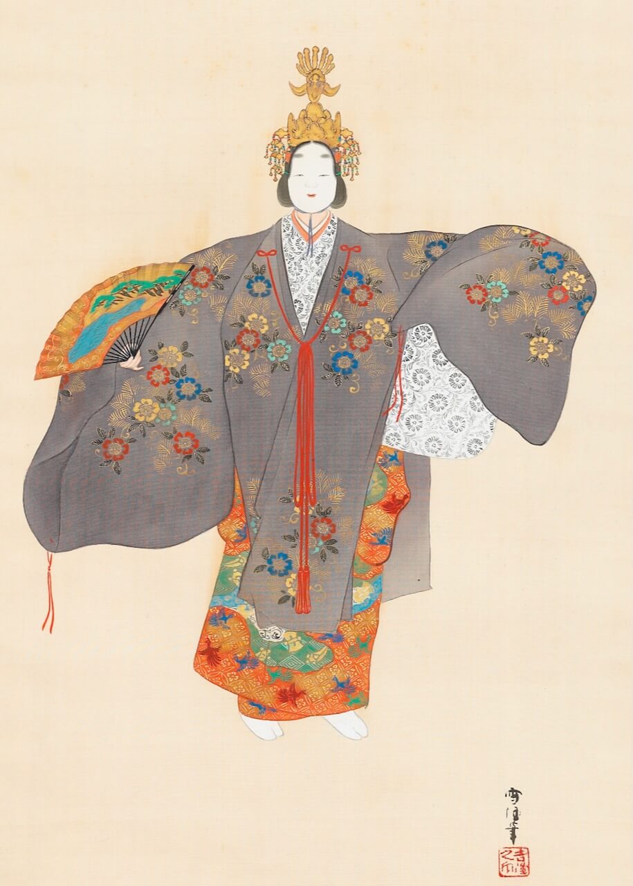 En traditionel japansk kvinde i en levende blomstret kimono og krone, inspireret af japansk teater, holder en vifte. Dette kunstværk, "Noh Scen - Hagoromo (1920-1930)" fra Posters, indfanger elegancen i klassiske Noh-dansere.