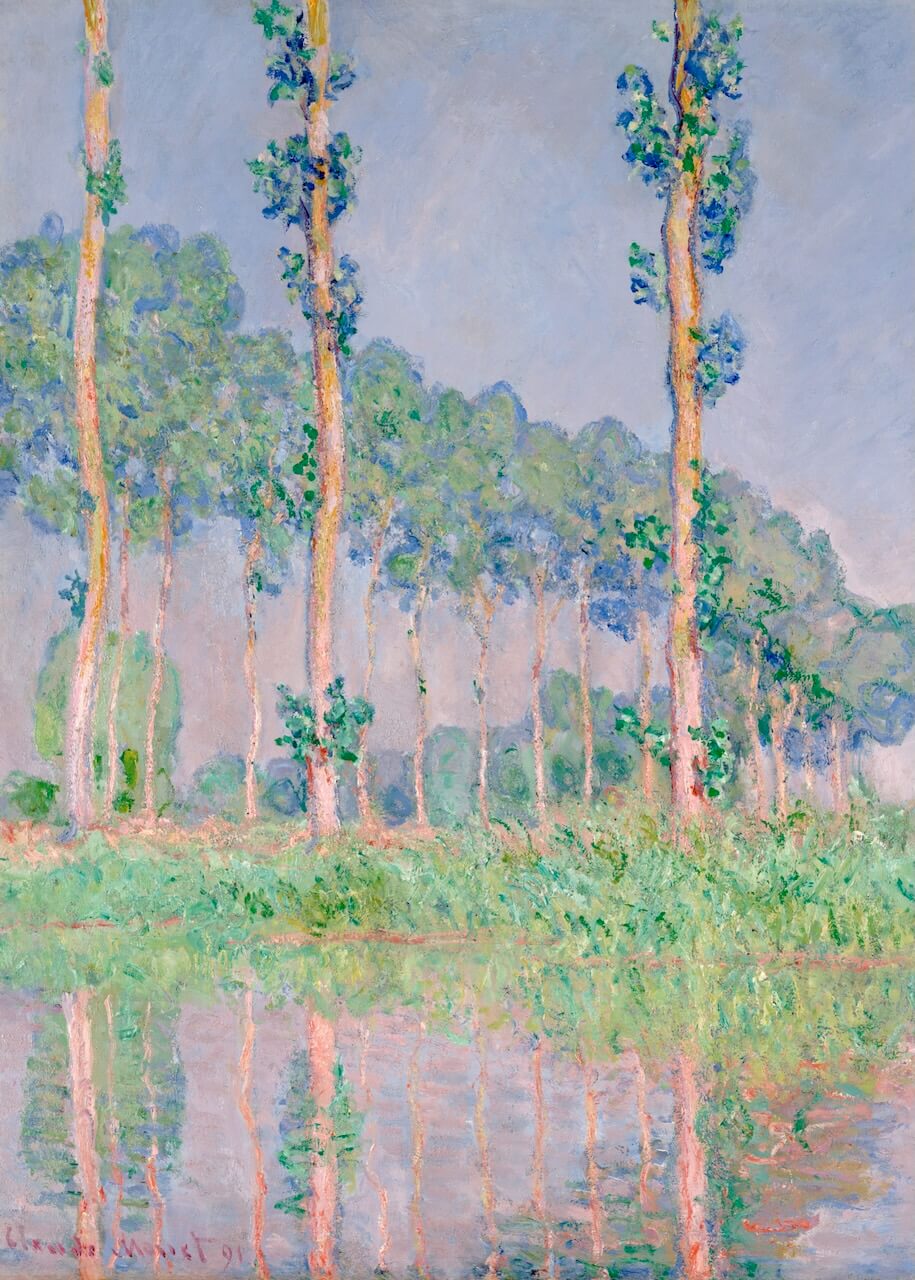 Poplars, Pink Effect" af Posters er et impressionistisk kunstværk inspireret af Monet, som viser høje træer med grønne blade, der spejler sig i en rolig flod. Bløde penselstrøg og pastelfarver fremkalder naturens skønhed under en fredfyldt, lyseblå himmel.