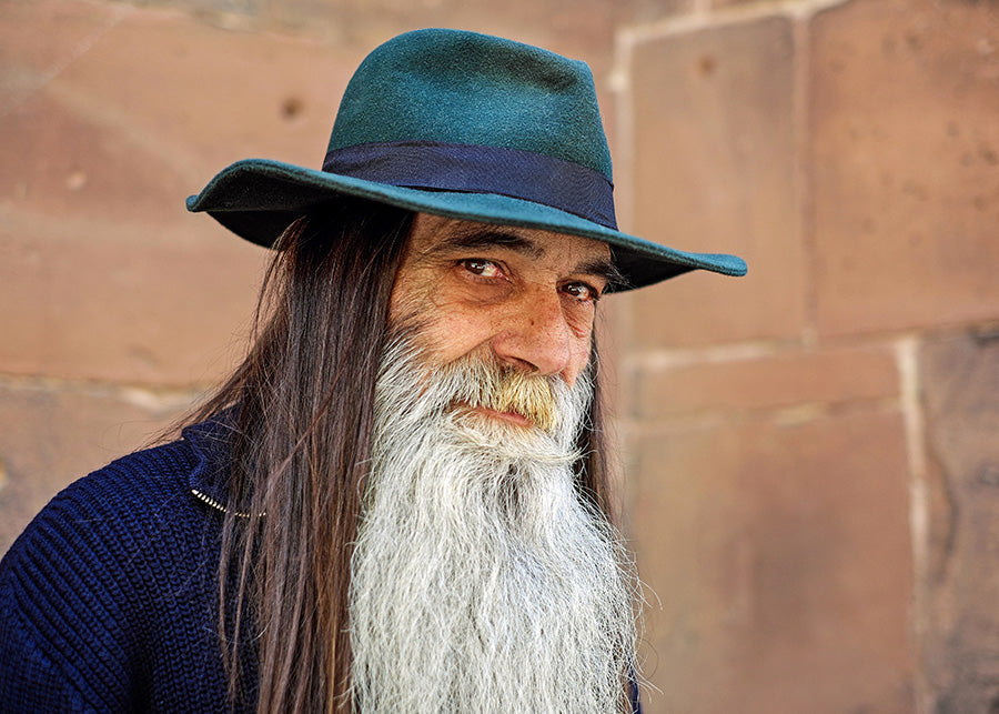 Portræt af mand med skæg og hat