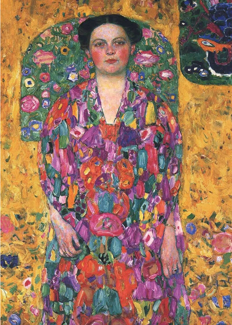 En kvinde med mørkt hår i en farverig kåbe står foran en levende gul blomsterbaggrund, malet i en udtryksfuld stil, der minder om Klimt, som det ses i "Portrait of Eugenia Primavesi" af Posters.