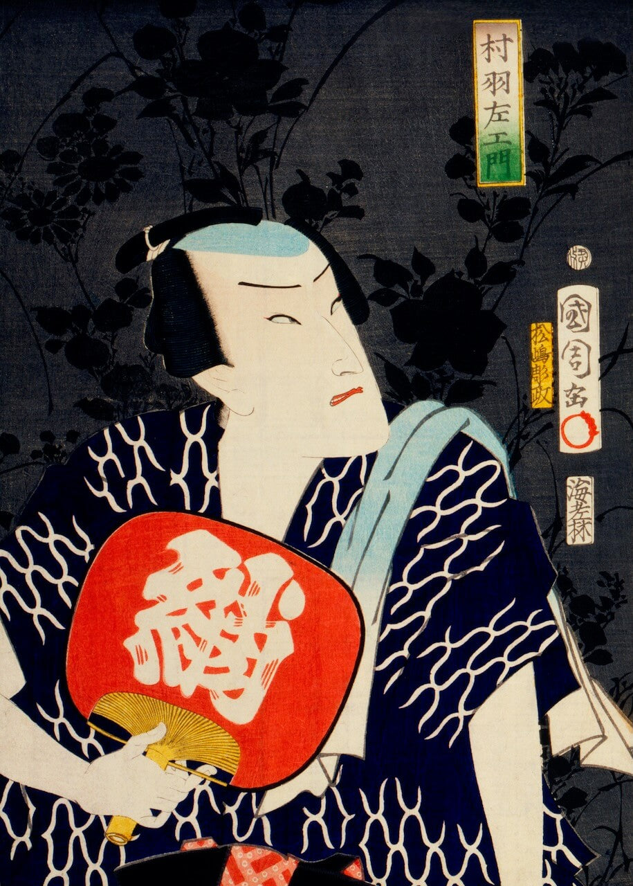 Portraits of an Actor af Toyohara Kunichika fra Posters viser en traditionel japansk skuespiller, der holder en rød vifte med hvide kanji på en mørk, blomstret baggrund med lodrette tekstbannere til højre.