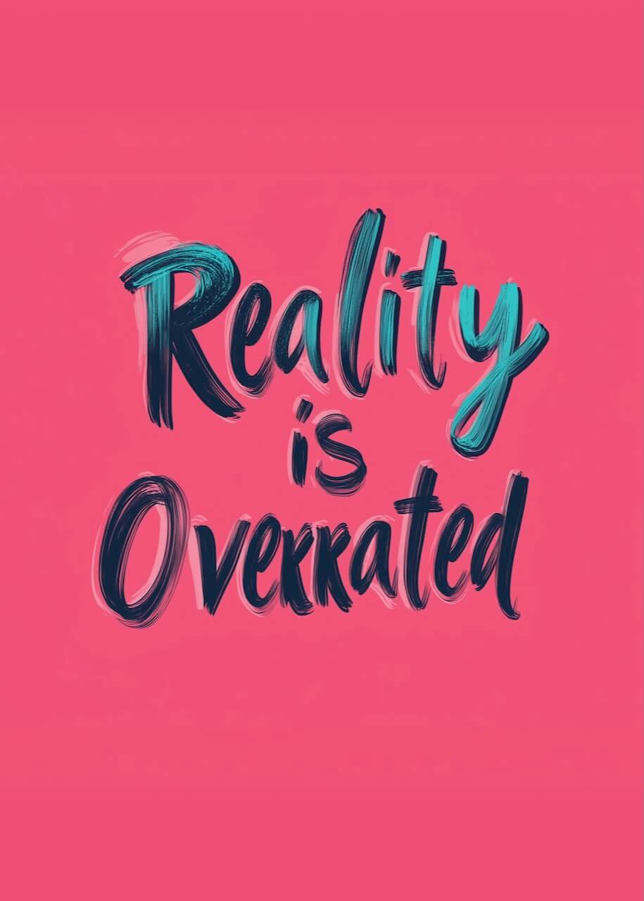 En pink baggrund viser den dristige penselstrøgstekst "Reality is Overrated" - "Reality" i blå, "is Overrated" i mørk navy. Dette Posters-tryk er en sjov plakat lyserød til kreative rum.
