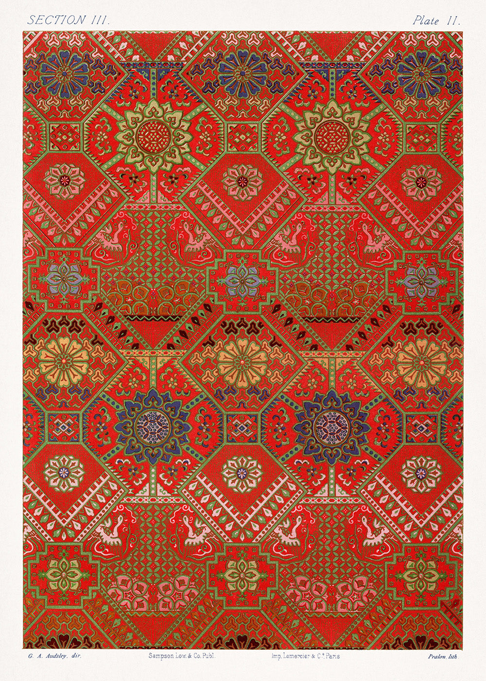 Rødt viftemønster" fra Posters er et levende tekstil med røde, orange og grønne sekskanter prydet med blomstermotiver og hvide dyrefigurer, arrangeret i et symmetrisk design inspireret af klassisk design og moderne indretning.