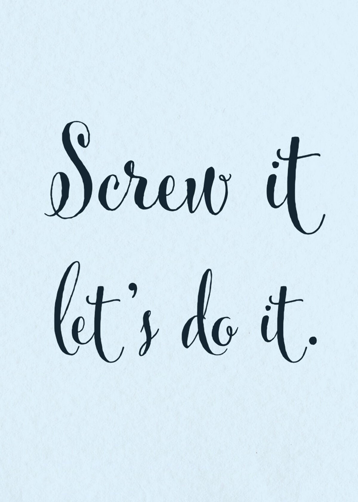 Teksten på en lyseblå baggrund lyder: Screw it, let's do it. i dekorativ kursiv fra Posters - en inspirerende vægkunst med blåligt design, perfekt til at give motivation til dit hjemmekontor.