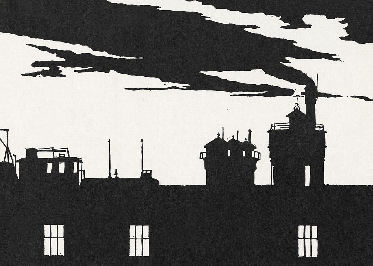 Silhouette Oostergasfabrik by Posters er et sort-hvidt grafisk print, der viser hustage med skorstene, antenner og tårne mod en overskyet himmel. Urban minimalisme er indfanget med subtilt oplyste vinduer i bunden.