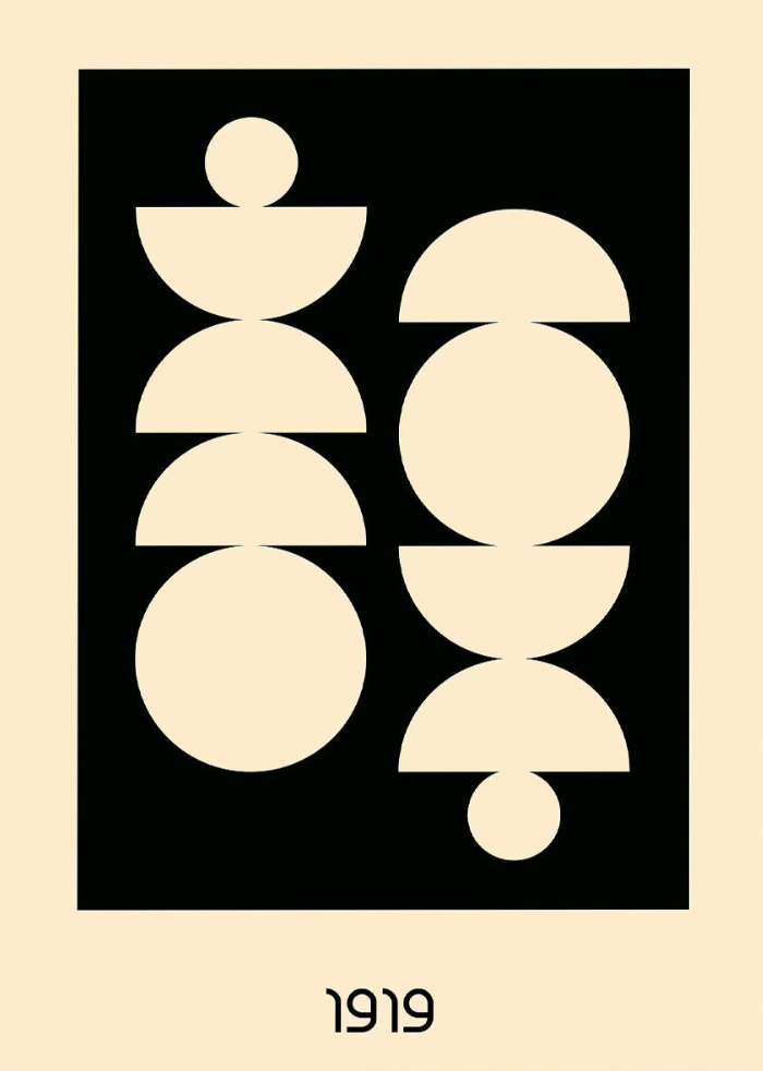 Graphic Sixtytwo - grafisk plakat af Posters har symmetriske sorte og beige geometriske former, der danner cirkler og halvcirkler, arrangeret lodret på beige med et sort rektangel og "1919" centreret nedenunder.