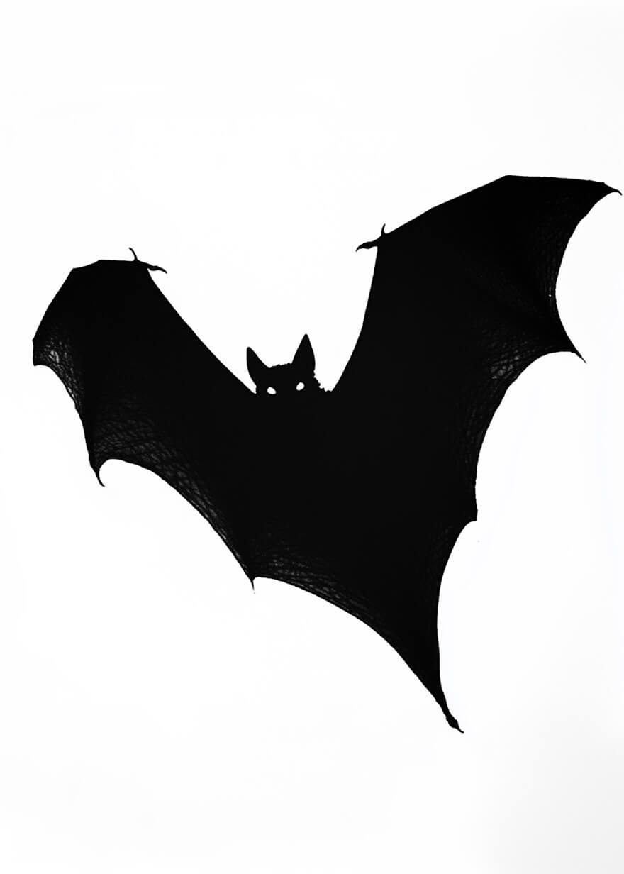 The Bat by Posters har en flagermus-silhuet med udstrakte vinger og lysende øjne på en almindelig hvid baggrund - ideel som en uhyggelig Halloween-plakat.