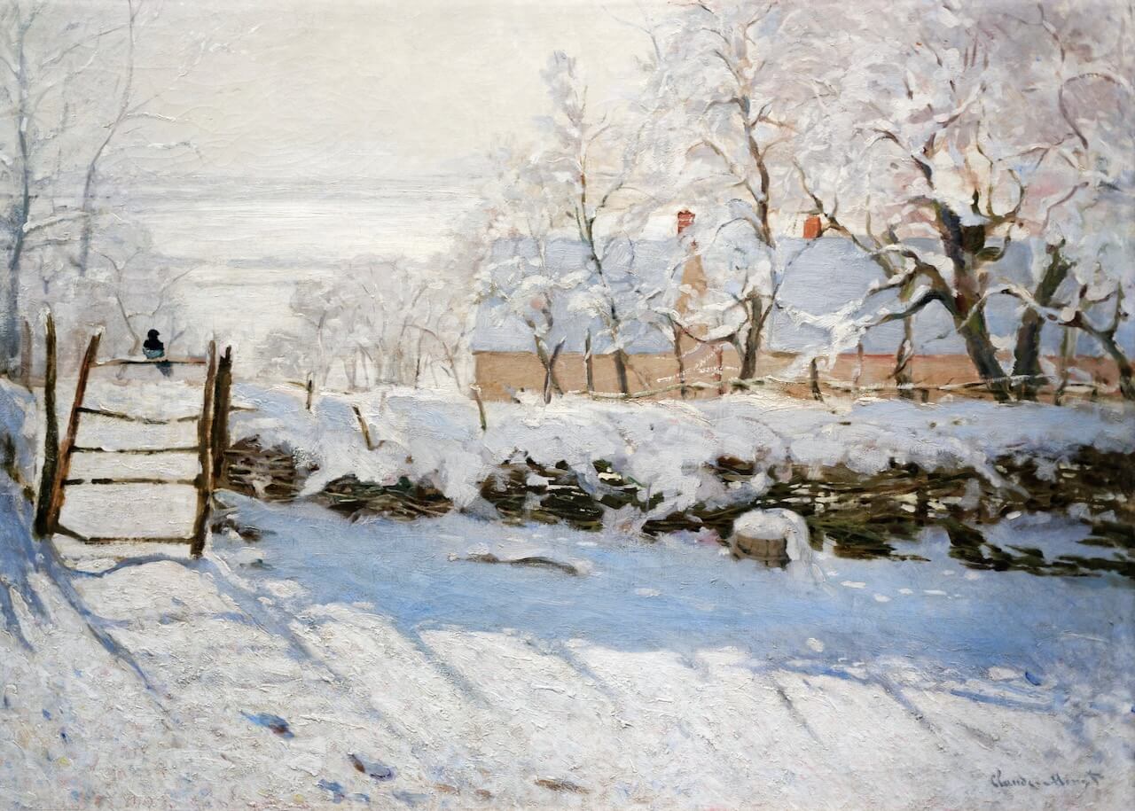 En fredfyldt stemning præger dette vinterbillede: En ensom skikkelse går blandt sneklædte træer og hegn, mens huse ses i baggrunden-en scene fanget på "The Magpie" fra Posters.